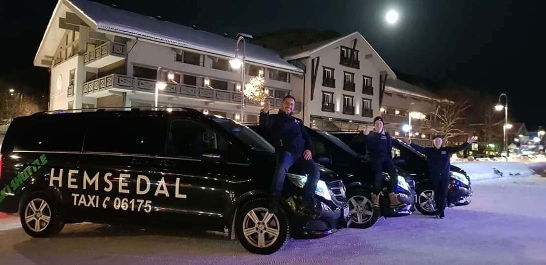 Hemsedal Taxi VIP Shuttle - Mercedes flåte foran hotell